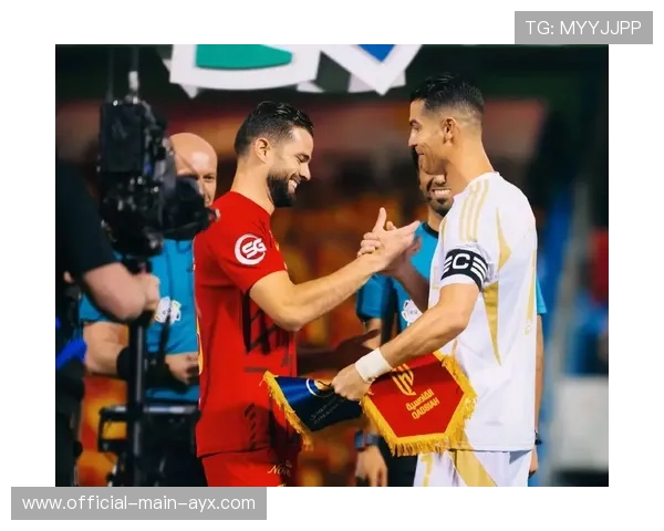 C罗被拍与老友骑行街头，健康生活方式被粉丝模仿